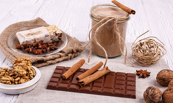 cannelle-noix-chocolat-reposent-table